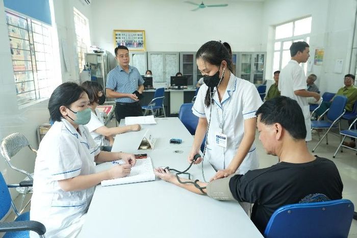 Hoạt động khám, cấp thuốc theo bảo hiểm y tế và quản lý bệnh không lây nhiễm tại Trạm Y tế xã Thuận An. Ảnh: Vân Thư
