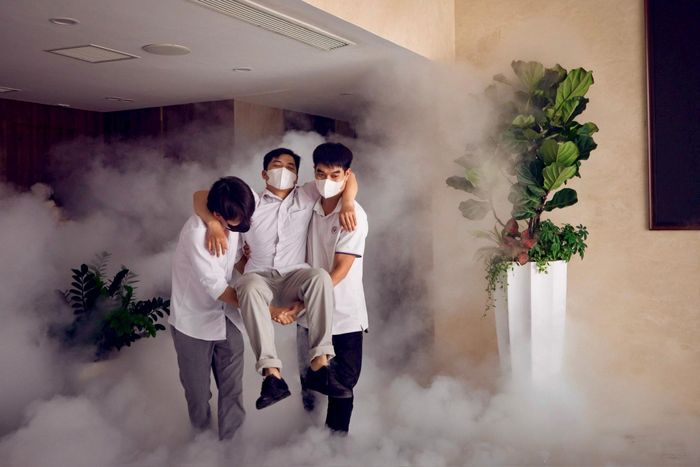 Các học viên được hướng dẫn chi tiết quy trình xử lý sự cố ban đầu, phương pháp thoát nạn trong môi trường nhiều khói độc. Ảnh PV