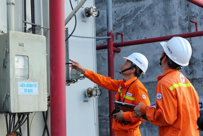 Công nhân EVN tăng cường kiểm tra các thiết bị điện tại trạm biến áp. Ảnh: Ngọc Tuấn