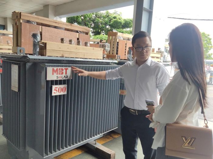Ông Đào Quang Thế, Trưởng phòng Hành chính Công ty Cổ phần Thiết bị điện MBT giới thiệu với phóng viên Báo và Phát thanh, Truyền hình Hà Nội sản phẩm MBT lưu trữ cho hệ thống điện mặt trời tiết kiệm năng lượng. Ảnh: Khắc Kiên