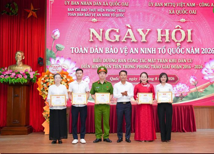 Lãnh đạo xã Quốc Oai tặng giấy khen các tập thể, cá nhân có thành tích xuất sắc trong triển khai phong trào “Toàn dân bảo vệ an ninh Tổ quốc” năm 2026 và giai đoạn 2016-2026. Ảnh: PV