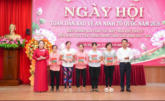 Ban Tổ chức trao 5 sổ tiết kiệm, mỗi sổ trị giá 10 triệu đồng, tặng 5 hộ cận nghèo, hộ có hoàn cảnh khó khăn trên địa bàn xã. Ảnh: PV