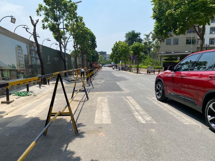 Chủ đầu tư rào chắn một phần đường do hoạt động đào và ép cừ Larsen tại dự án Hà Nội ParkCentric đã tạo ra những vết nứt rộng, gây sụt lún hạ tầng. Ảnh: Vũ Cường