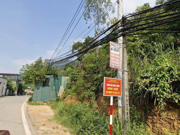 Một điểm có nguy có sạt lở cao ở khu vực rừng phòng hộ được xã Kim Anh cắm biển cảnh báo và lập phương án xử lý. Ảnh ST