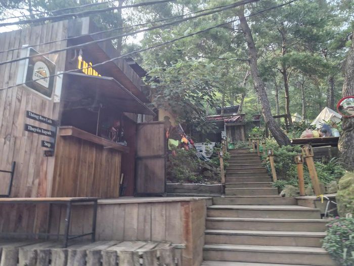 Xã Kim Anh đang phối hợp với Hạt Kiểm lâm số 4 rà soát những công trình xây dựng trong khu vực quy hoạch rừng phòng hộ bảo vệ môi trường để triển khai phương án xử lý. Ảnh: Đức Duy