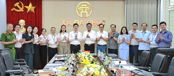 Ủy viên Ban thường vụ, Tư lệnh Bộ Tư lệnh Thủ đô, Trưởng Đoàn Giám sát số 13 của Ban Thường vụ Thành ủy Hà Nội Thiếu tướng Đào Văn Nhận làm việc với Ban Thường vụ Đảng ủy xã Đa Phúc (13-8). Ảnh: Hồng Kỳ
