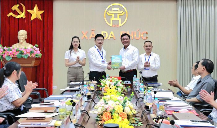 Ủy viên Ban Thường vụ Thành ủy, Tư lệnh Bộ Tư lệnh Thủ đô, Trưởng Đoàn Giám sát số 13 của Ban Thường vụ Thành ủy Hà Nội Thiếu tướng Đào Văn Nhận làm việc với Ban Thường vụ Đảng ủy xã Đa Phúc (13-8). Ảnh: Hồng Kỳ