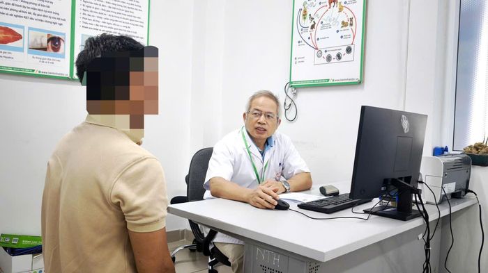 Thăm khám kỹ càng để có cơ sở xác định con đường lây nhiễm. Ảnh: BVCC