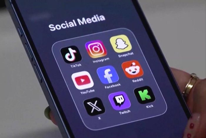 Logo các nền tảng Facebook và Instagram của Meta trên điện thoại. Ảnh: Reuters