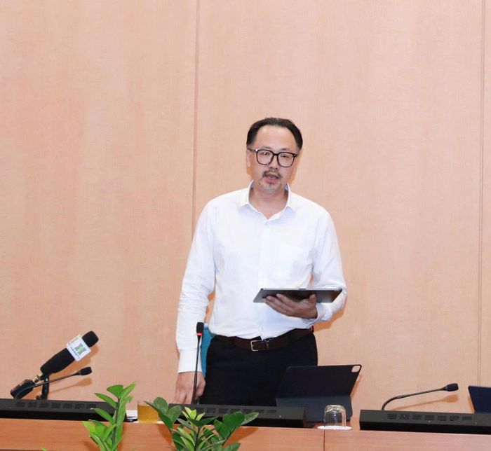 Phó Giám đốc Sở Nông nghiệp và Môi trường Hà Nội Nguyễn Minh Tấn báo cáo tại cuộc họp. Ảnh: Tùng Nguyễn