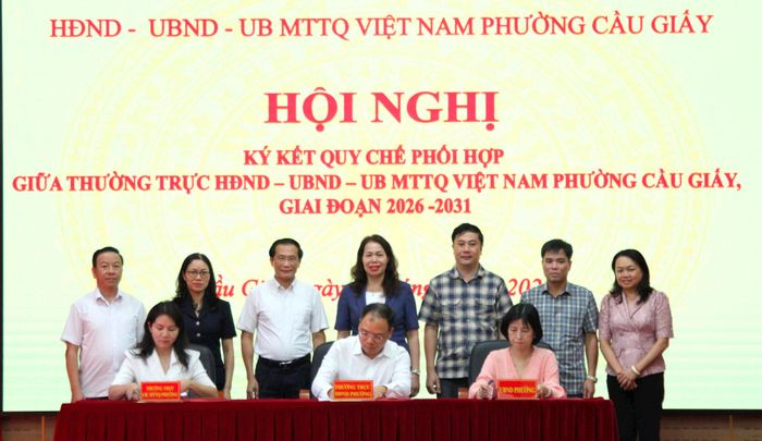 Thường trực HĐND, UBND và Ủy ban MTTQ Việt Nam phường Cầu Giấy đã tổ chức Hội nghị ký kết Quy chế phối hợp công tác giai đoạn 2026-2031 Ảnh: Vân Nhi