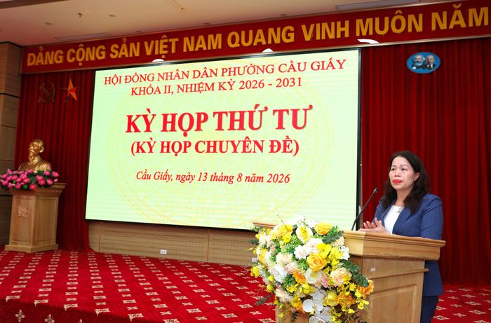 Bí thư Đảng uỷ, Chủ tịch HĐND phường Cầu Giấy Nguyễn Thị Liễu phát biểu chỉ đạo tại kỳ họp. Ảnh: Vân Nhi