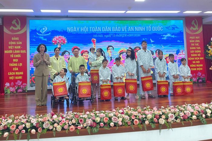 Phó Chủ tịch UBND thành phố Vũ Thu Hà trao quà cho các bệnh nhi có hoàn cảnh khó khăn. Ảnh: Hà Thu