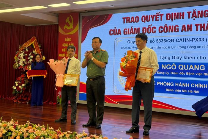 Trao Giấy khen của Công an Hà Nội tặng cá nhân, tập thể xuất sắc. Ảnh: Hà Thu