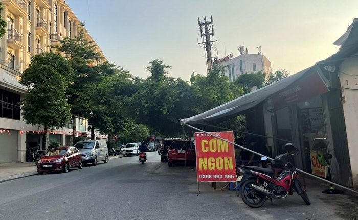 Tình trạn vi phạm lòng đường, vỉa hè cũng diễn ra tại một số tuyến đường thuộc khu đô thị Vạn Phúc. Ảnh P.V