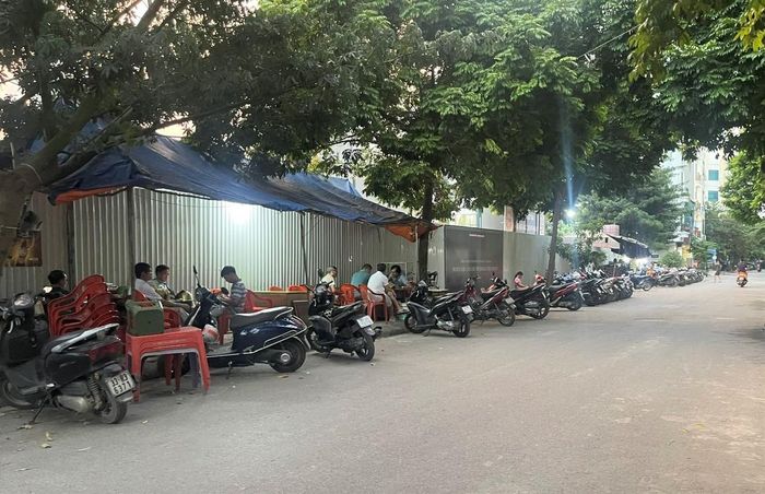 Người dân tại các dãy LK 27-28, khu đất dịch vụ Dương Nội (tổ dân phố Vinh Quang) vẫn ngang nhiên vi phạm trật tự đô thị. Ảnh P.V