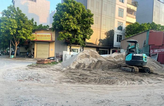 Tình trạng tập kết vật liệu xây dựng, sắt, phế liệu trên vỉa hè, lòng đường tại các khu vực LK 16, 17, 18 thuộc khu đất dịch vụ Dương Nội. Ảnh P.V