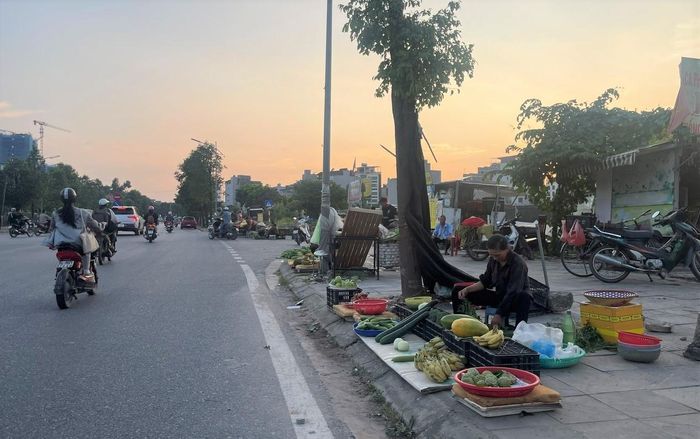 Người dân bày bán trên vỉa hè tại khu vực gần khu vực đất dịch vụ Đồng Đế. Ảnh P.V