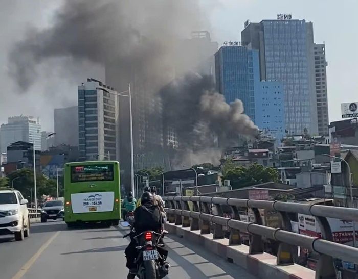 Khói đen bốc lên từ đám cháy. Ảnh: Đức Tuấn