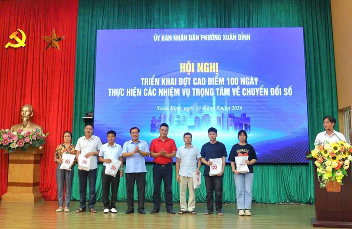 Những món quà ý nghĩa được trao tặng cho người dân trên địa bàn phường chưa có thiết bị hỗ trợ kết nối mạng 4G, 5G.
