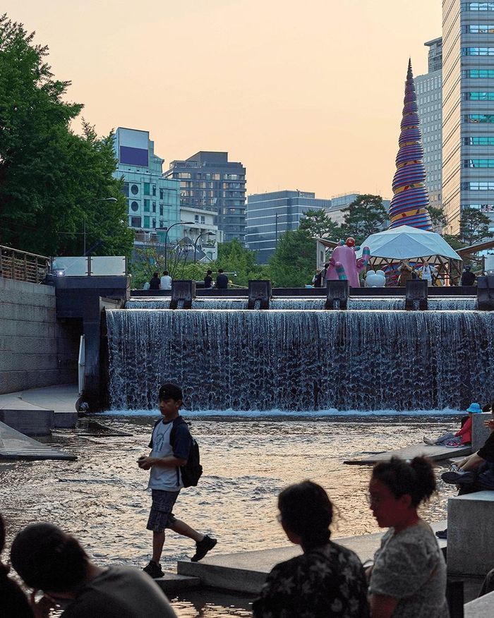 Cheonggyecheon sau khi cải tạo đã tạo ra một hành lang mở xuyên qua khu vực trung tâm. Ảnh: Chính quyền Seoul