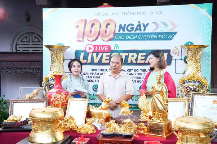 Phiên livestream giới thiệu tinh hoa làng nghề Kiêu Kỵ tại xã Gia Lâm. Ảnh: Hoàng Anh