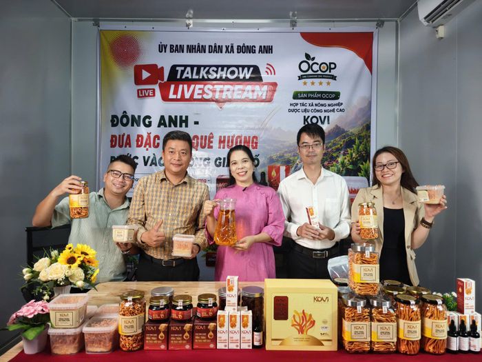 Xã Đông Anh thực hiện các phiên livestream hỗ trợ doanh nghiệp bán sản phẩm trên nền tảng số. Ảnh: Mai Khôi