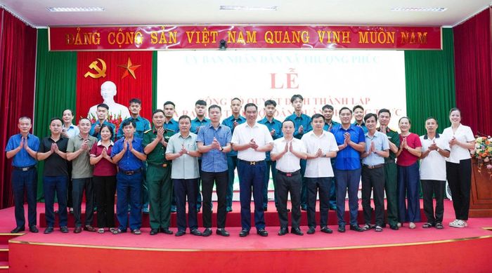Lãnh đạo xã Thượng Phúc chúc mừng Tiểu đội Dân quân thường trực xã Thượng Phúc. Ảnh: Diệu Hương