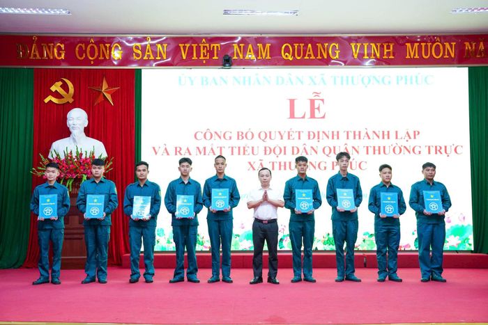 Chủ tịch UBND xã Thượng Phúc Lý Văn Dũng trao các quyết định nhân sự. Ảnh: Diệu Hương