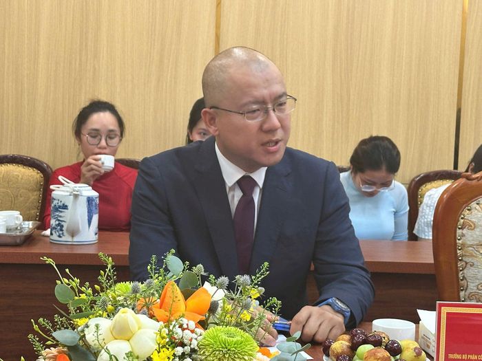 Trưởng Bộ phận công tác đối ngoại Văn phòng Chính quyền nhân dân quận Môn Đầu Câu Xu Bo giới thiệu về quận Môn Đầu Câu. Ảnh: Thành Luân