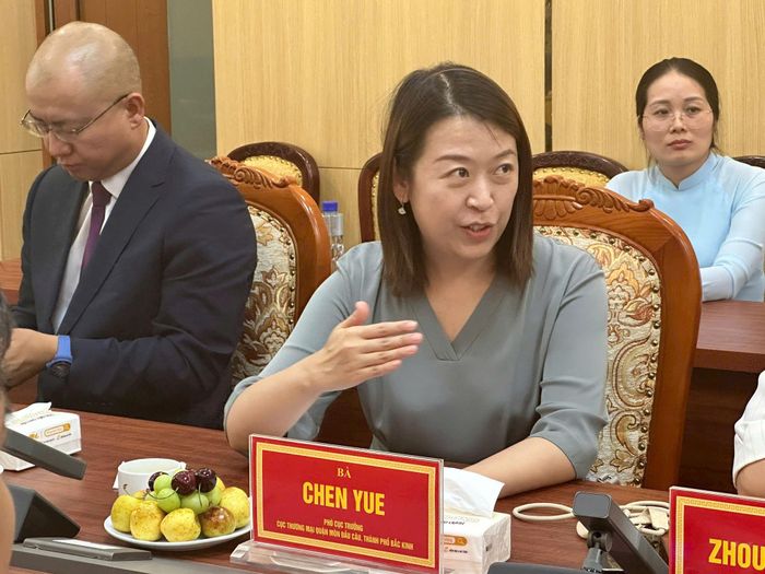 Phó Cục trưởng Cục Thương mại quận Môn Đầu Câu Chen Yue chia sẻ câu chuyện chuyển đổi mô hình phát triển của Môn Đầu Câu. Ảnh: Thành Luân