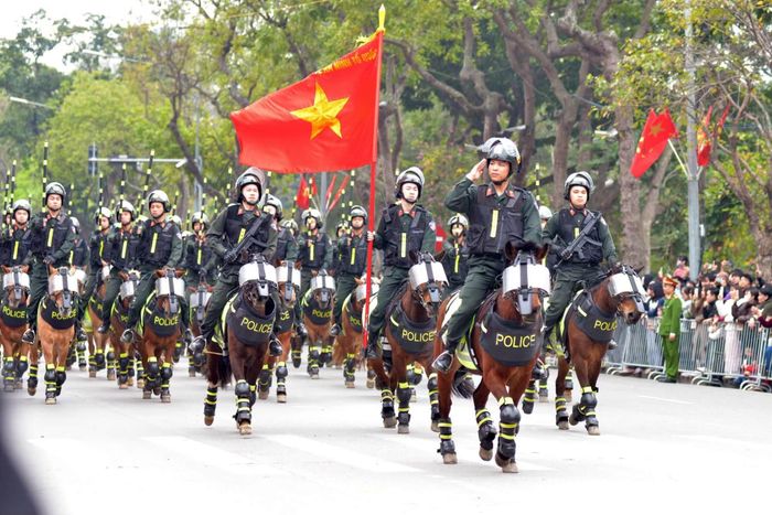 Trải nghiệm cùng lực lượng kỵ binh Công an nhân dân tại chương trình. Ảnh: Công an thành phố Hà Nội