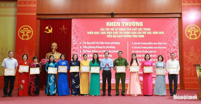Bí thư Đảng uỷ phường Vĩnh Hưng Nguyễn Đức Dũng trao giải cho các tập thể có thành tích xuất sắc trong triển khai, thực hiện cuộc thi chính luận lần thứ 6, năm 2026 trên địa bàn phường. Ảnh: PV