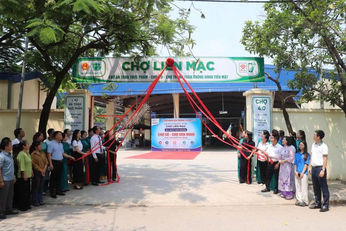 Mô hình chợ số không dùng tiền mặt thực hiện gắn biển tại chợ Liên Mạc, tổ dân phố Yên Nội, phường Thượng Cát. Ảnh: PV
