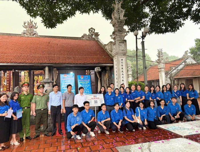 Đoàn phường Hoàng Liệt tổ chức khánh thành công trình thanh niên "Điểm Wifi miễn phí và Sổ tay số di tích lịch sử - văn hóa phường Hoàng Liệt". Ảnh: PV
