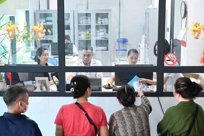 Nhiều người dân lựa chọn đến Trạm Y tế phường để thăm khám. Ảnh: MQ