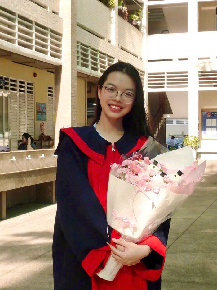 Thủ khoa Nguyễn Lê Yến Nhi, 18 tuổi, quê Gia Lai đạt 3 điểm 10 môn Toán, Hóa học, Sinh học sẽ trở thành sinh viên của Đại học Y Dược TPHCM. Ảnh: Nhân vật cung cấp