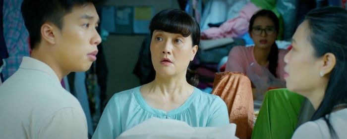 Nhóm bạn thân tìm cách giúp đỡ gia đình Phương. Ảnh VTV