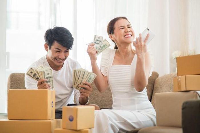 Những gia đình kiểm soát tài chính tốt thường làm ngược lại. Ngay khi nhận lương, họ chia tiền vào các nhóm riêng như: Chi phí thiết yếu, tiết kiệm và đầu tư, quỹ dự phòng... Ảnh minh họa