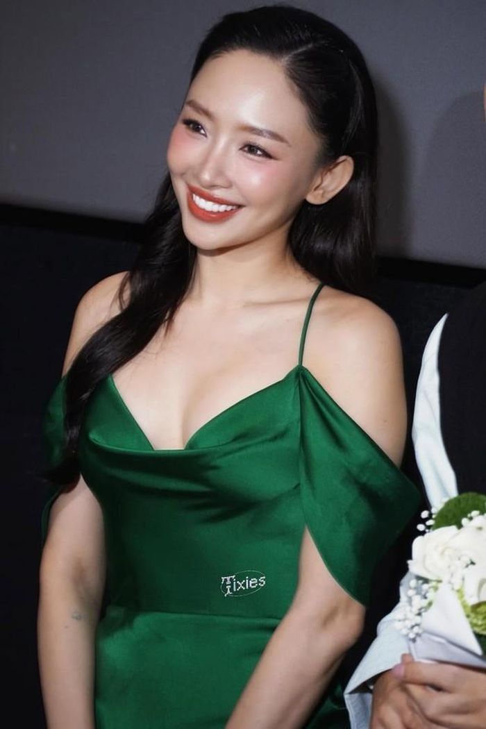 "Chị đẹp" Tóc Tiên mới đây đã phát hành MV “Người còn thương em không” đạt được thành công khi vượt mốc 2 triệu view sau 4 ngày ra mắt. Ở tuổi 37, nữ ca sĩ được đánh giá có sự nghiệp và nhan sắc thăng hạng.