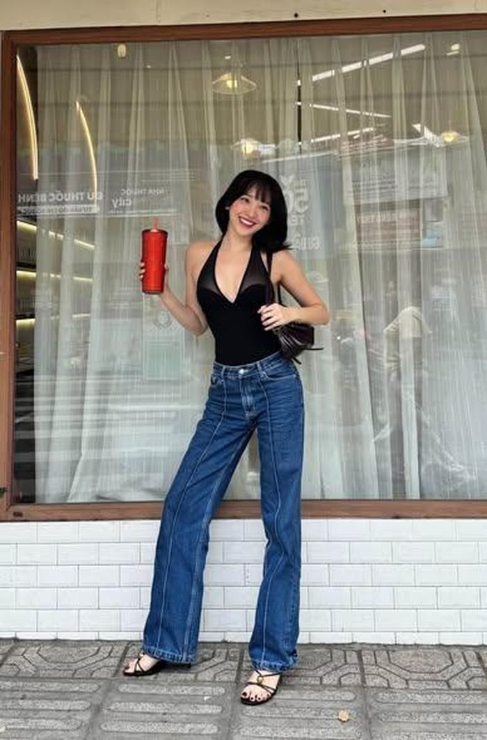 Trước đó, nữ ca sĩ gây chú ý với gu thời trang trẻ trung, năng động và quyến rũ khi đi dạo phố.
