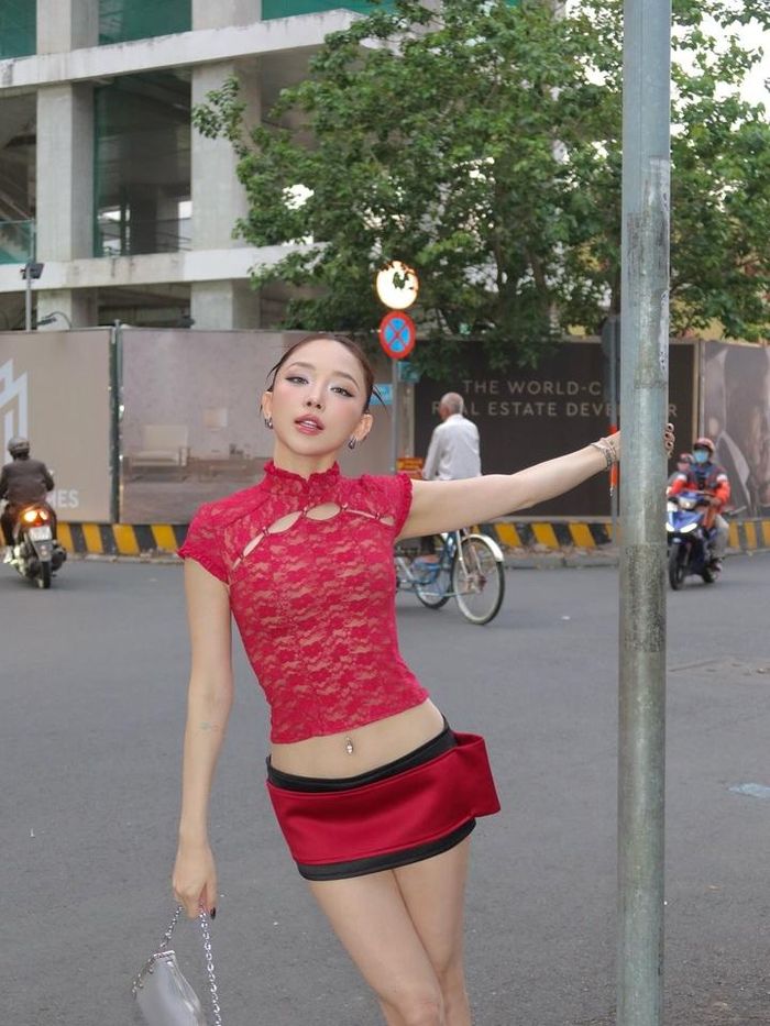  Sở hữu chiều cao 1m68 cùng body gợi cảm, Tóc Tiên tự tin thử nghiệm nhiều kiểu trang phục bó sát hoặc cắt xẻ táo bạo. Dù vốn theo đuổi phong cách sexy, nhưng sau khi kết thúc cuộc hôn nhân, hình ảnh của cô được nhận xét là ngày càng phóng khoáng hơn. 
