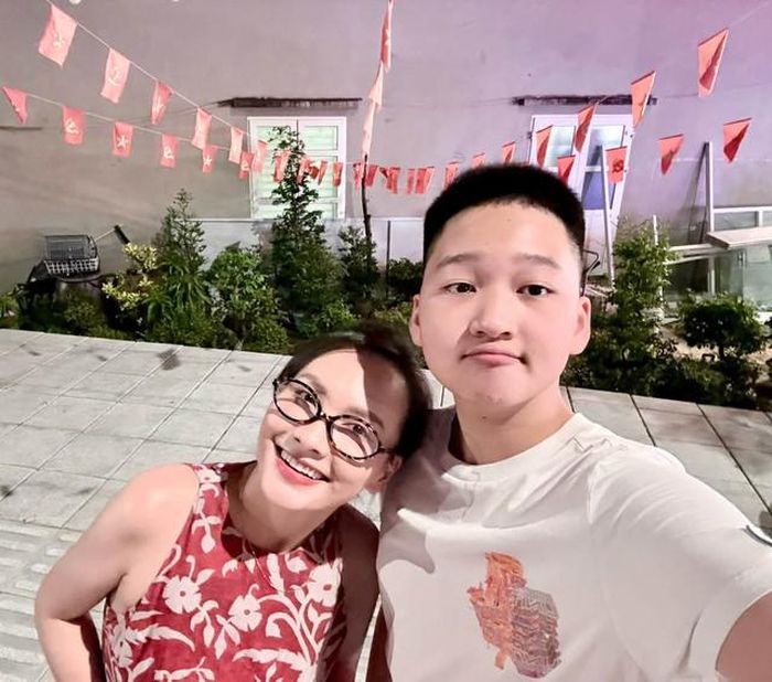 Bảo Thanh chụp cùng con trai lớn của cô với niềm hạnh phúc và yêu thương.