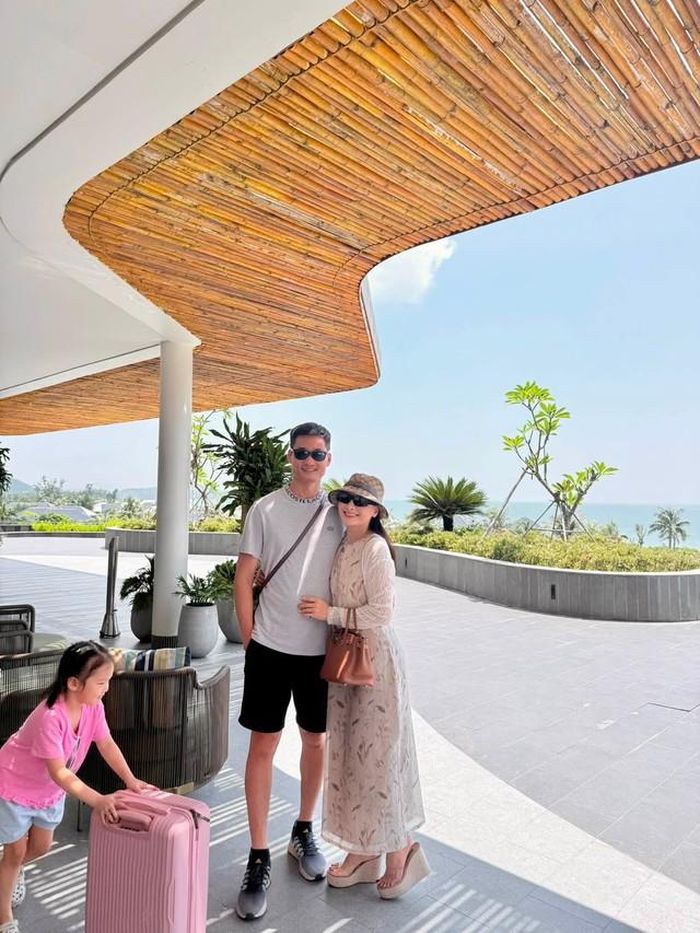 Kỳ nghỉ hè của gia đình Bảo Thanh được tổ chức ở Quan Lạn (Quảng Ninh). Nữ diễn viên cho biết, cô dành riêng một buổi sáng để “sống ảo”, còn phần lớn thời gian trong kỳ nghỉ được dành để chăm lo và tận hưởng thời gian bên gia đình.