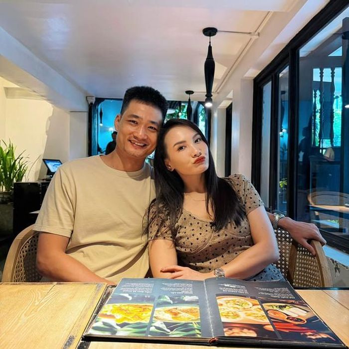 Ngoài ra, chồng Bảo Thanh còn giúp vợ công việc nhà, chăm sóc và chơi đùa cùng con nhỏ. Đó là điều khiến Bảo Thanh vững tâm hơn trong công việc. Nhờ sự thuận vợ thuận chồng nên hôn nhân đời thực của cô thăng hoa cả tinh thần lẫn vật chất vì cô mua nhiều nhà đẹp, xe sang. Chưa hết, nữ diễn viên còn báo hiếu cho gia đình như: Mẹ đẻ, mẹ chồng và cả bà ngoại.