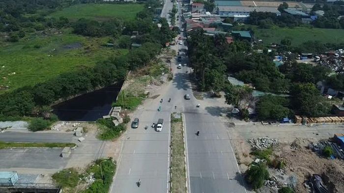 Sáng ngày 13/8, ghi nhận của phóng viên, khu vực kết nối với cầu Ngà - Trịnh Văn Bô, phường Xuân Phương là một trong những vị trí còn chưa đồng bộ về hạ tầng, tạo thành điểm nghẽn trên tuyến. Vào những thời điểm đông phương tiện, khu vực này thường xuyên xảy ra ùn tắc.