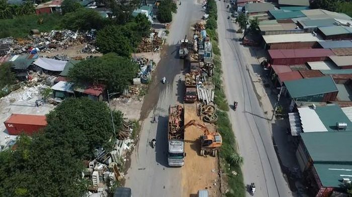Vật liệu xây dựng, thiết bị ô tô, động cơ ô tô hư hỏng xuất hiện tại một số khu vực dọc tuyến. Việc tập kết không đúng nơi quy định có thể ảnh hưởng đến việc đi lại và tiềm ẩn nguy cơ mất an toàn giao thông.