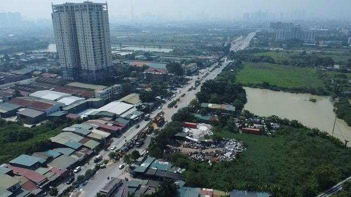 Tuyến đường 70 qua khu vực phía Tây Hà Nội dài gần 5km, tổng mức đầu tư hơn 3.377 tỷ đồng hiện vẫn chưa hình thành một trục giao thông đồng bộ. Nhiều đoạn có quy mô mặt đường hạn chế, trong khi lưu lượng phương tiện ngày càng tăng.