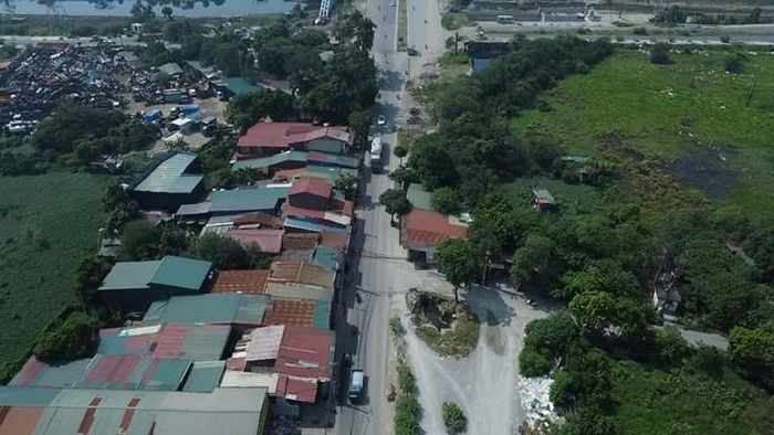 Một số vị trí còn xuất hiện lều quán hoạt động tạm thời cho thấy những bất cập trong quản lý mặt bằng trong thời gian chờ triển khai đồng bộ dự án.