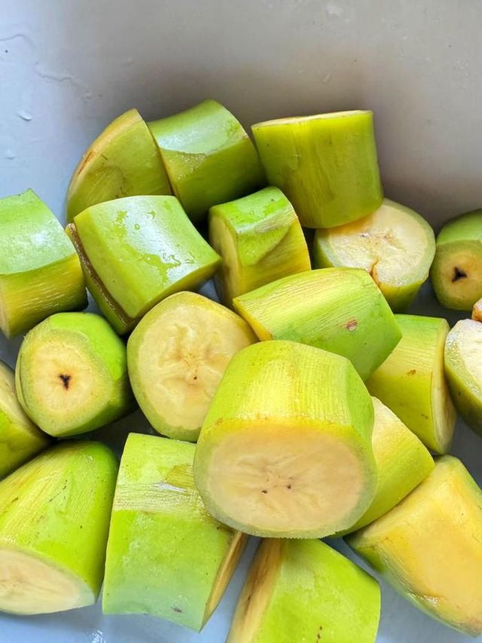 Rửa sạch sau đun sôi nước với chút bột nghệ thả chuối vào luộc 5p. Vớt ra thả vào thau nước lạnh đến khi gần nguội hẳn thì vớt ra để ráo.